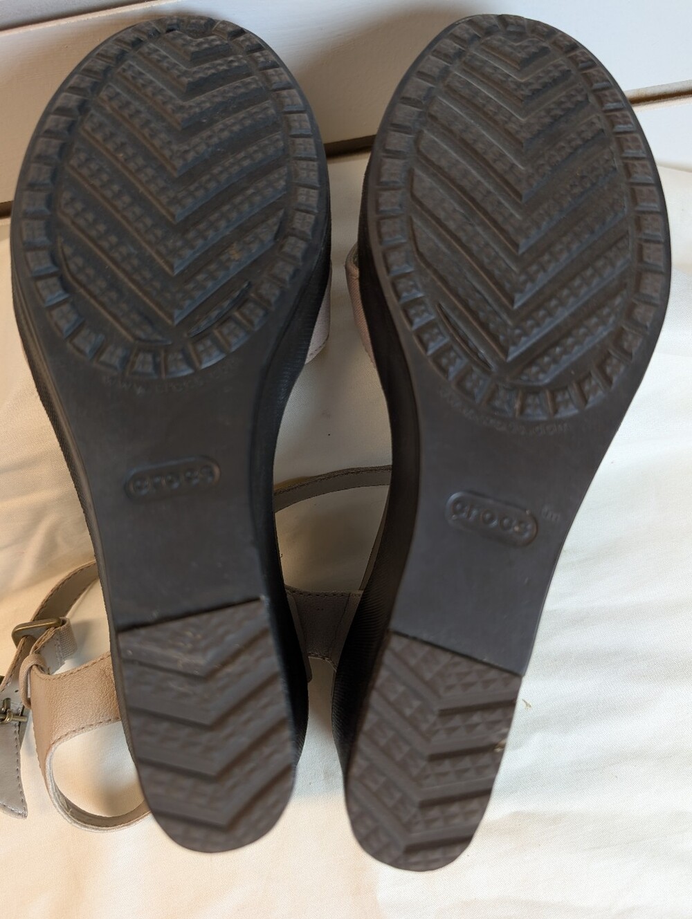 NWOT Crocs Leigh II Cross Strap Wedge Sandals W8 Taupe Canvas Comfort - Picture 6 of 8